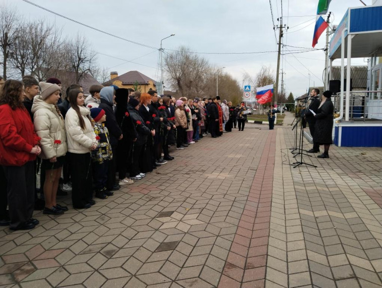 Он навечно останется в наших сердцах и нашей памяти.