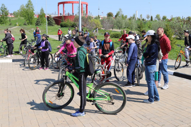 Праздника весны и труда.