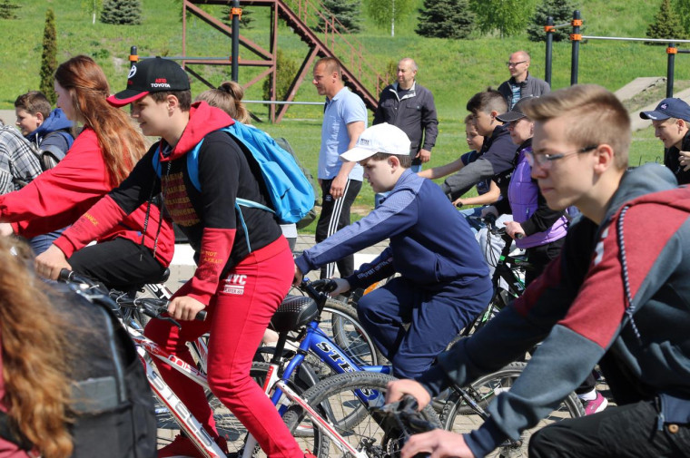 Праздника весны и труда.