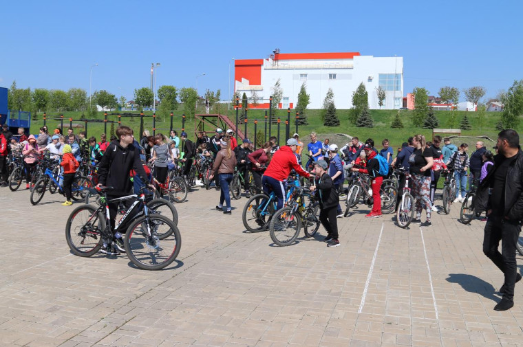 Праздника весны и труда.